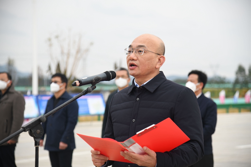 自治區(qū)交通運(yùn)輸廳黨組成員、總工程師陳津維宣布通車.jpg