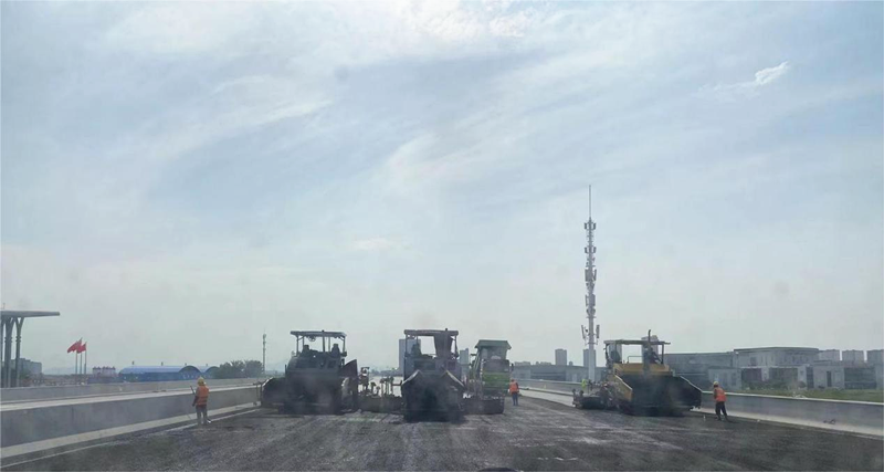 戰(zhàn)高溫　斗酷暑——機(jī)械化施工公司奮戰(zhàn)快速路