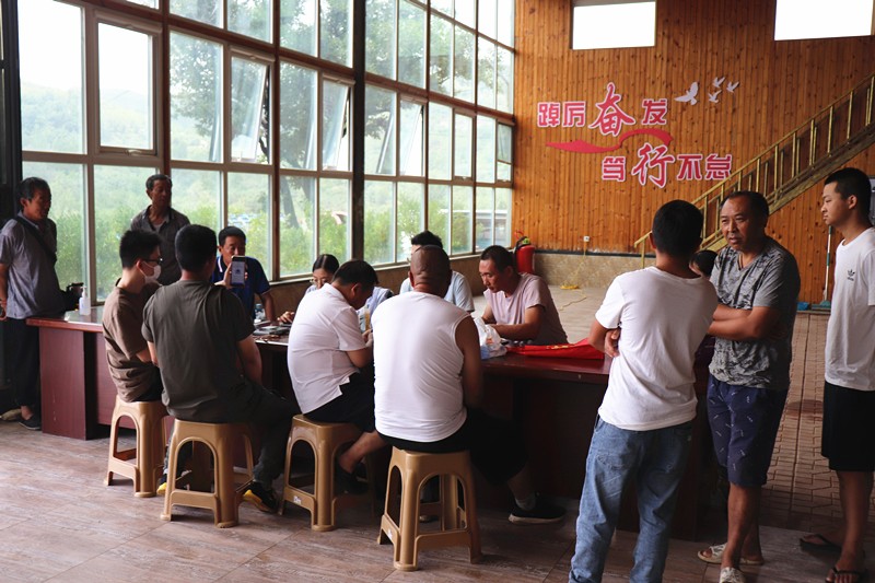 臨臨高速六標(biāo)邀請(qǐng)威海市商業(yè)銀行工作人員為 新進(jìn)場農(nóng)民工工友辦理工資卡