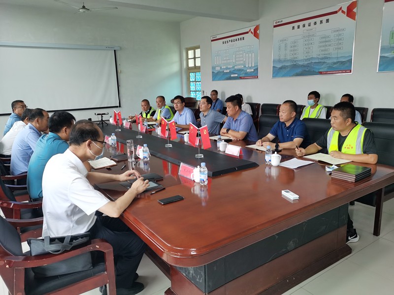 臨沂市公路事業(yè)發(fā)展中心、郯城縣政府、 縣公路事業(yè)發(fā)展中心到郯城G205項目進(jìn)行視察工作