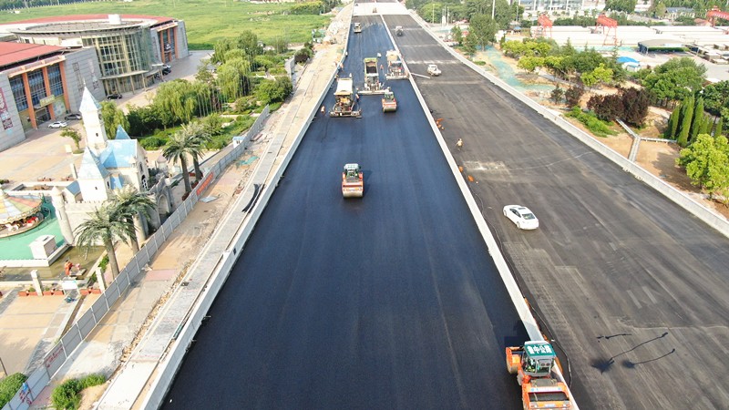 淄博市城市快速路網(wǎng)昌國路項目橋面瀝青中面層首件試鋪順利完成