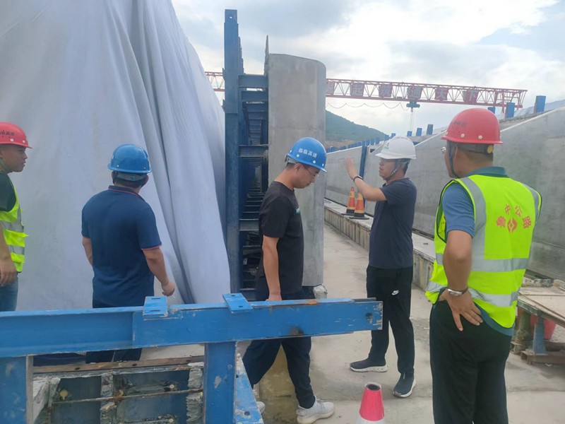 中莊綜合場站進(jìn)行梁板檢查_副本 中莊綜合場站進(jìn)行梁板檢查_副本