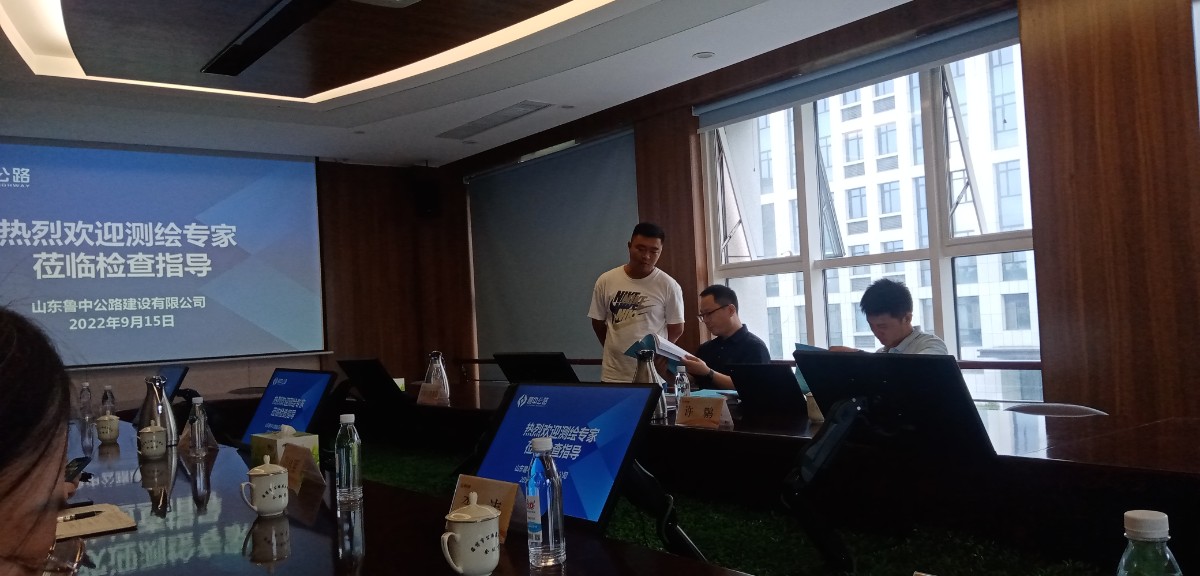 進行外業(yè)檢測成果成圖的數(shù)學(xué)和地理精度檢查