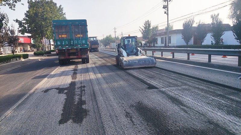 銑刨后對(duì)路面進(jìn)行清掃_(dá)副本 銑刨后對(duì)路面進(jìn)行清掃_(dá)副本