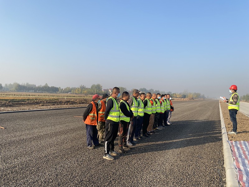 郯城G205項目瀝青下面層試驗段順利鋪筑