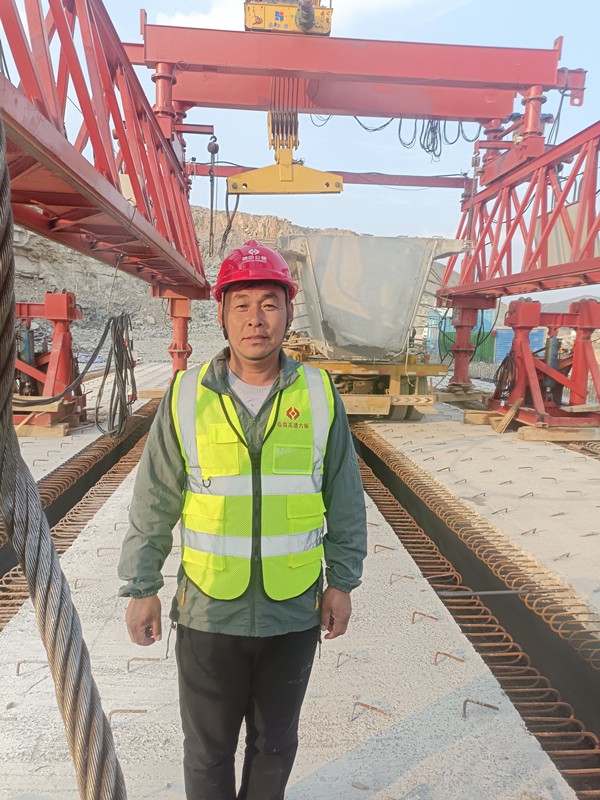 尋找最美公路人——能挖能架的機械多面手高峰