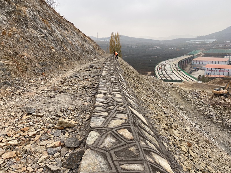 坡頂漿砌片石勾縫，清理_副本