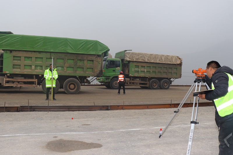 測(cè)量人員測(cè)量中_副本 測(cè)量人員測(cè)量中_副本