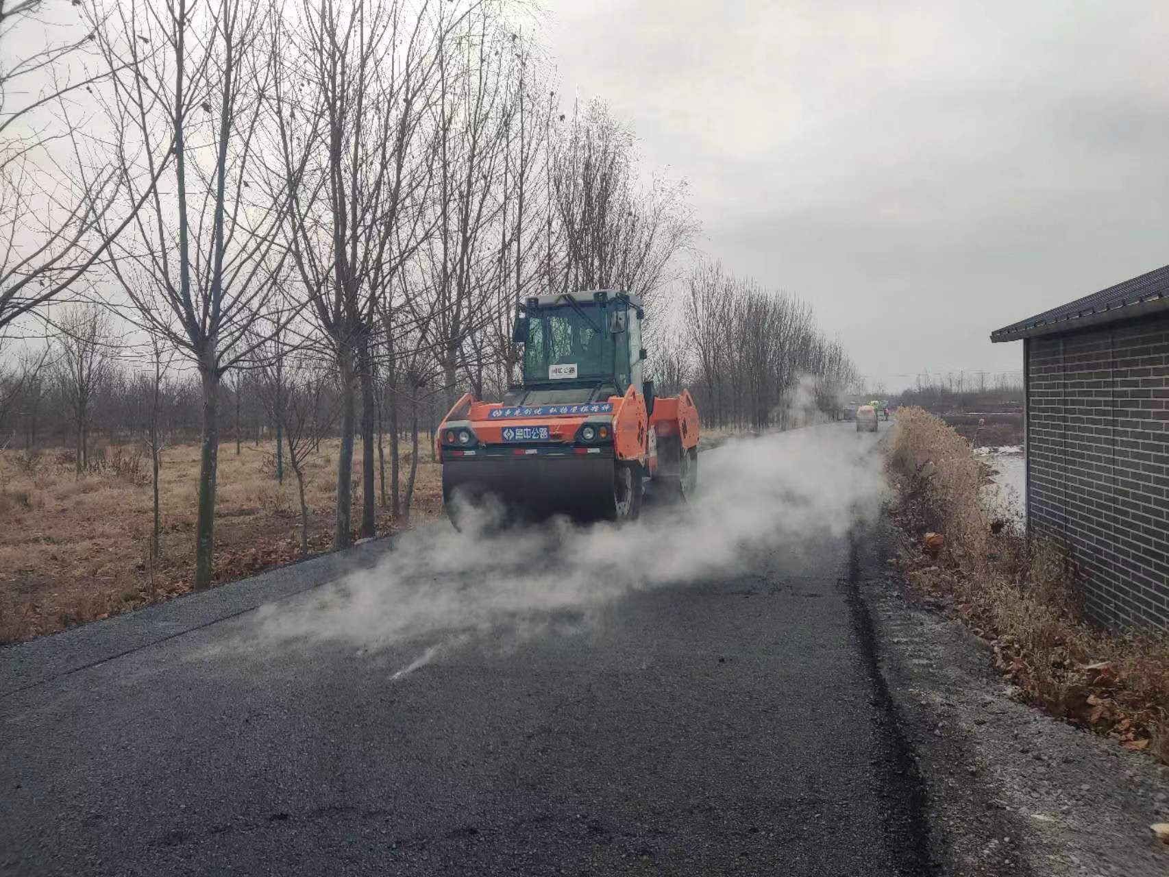 郯城新村產(chǎn)業(yè)園項目瀝青面層順利完工