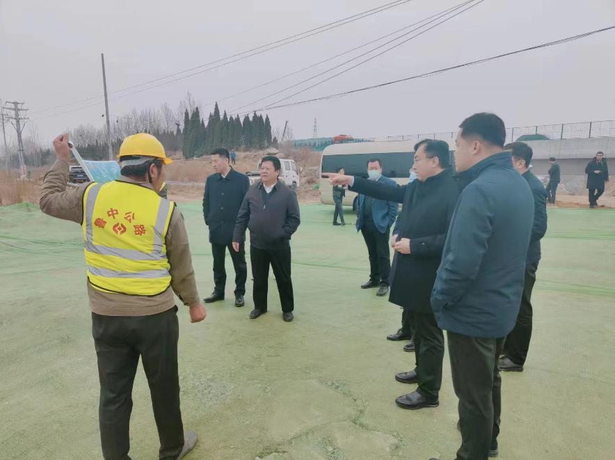 山東建筑大學(xué)黨委書(shū)記陳國(guó)前一行對(duì)濟(jì)濰高速4標(biāo)項(xiàng)目進(jìn)行調(diào)研