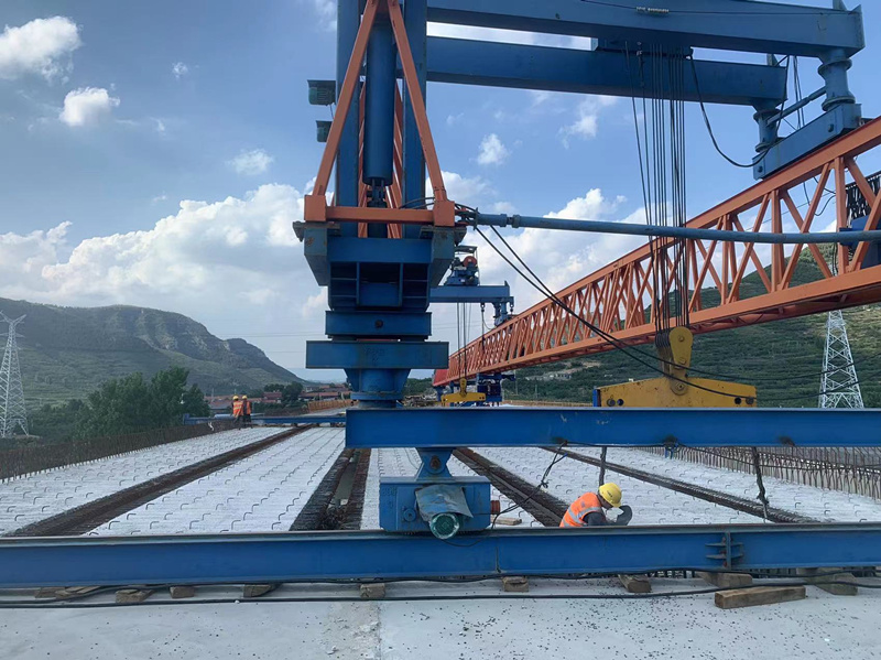 臨臨高速六標(biāo)北安樂村大橋順利架設(shè)完畢