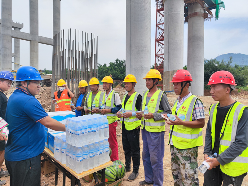 臨臨高速六標(biāo)開展“安全生產(chǎn)月”宣傳咨詢?nèi)?暨戰(zhàn)酷暑送清涼活動(dòng)