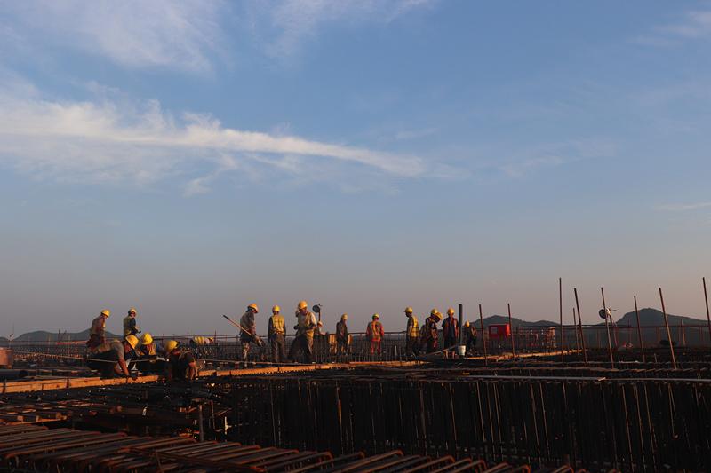 臨臨高速六標(biāo)跨瓦日鐵路轉(zhuǎn)體橋0#塊混凝土開始澆筑