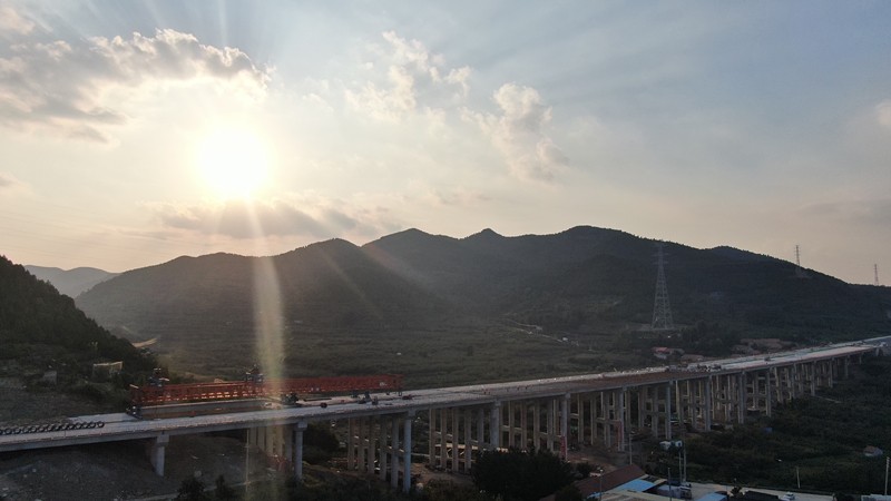 臨臨高速六標(biāo)中莊大橋小箱梁架設(shè)任務(wù)順利完成