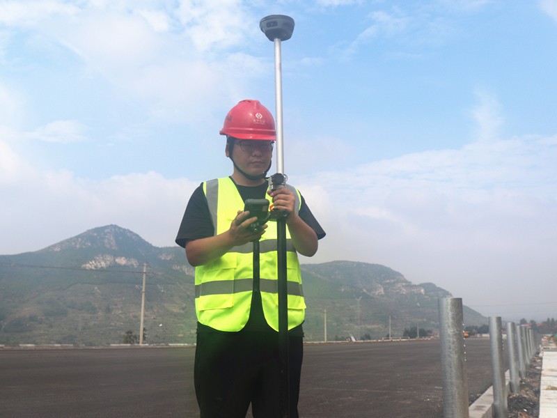 1、測量員侯風(fēng)濤用GPS進行放樣_副本