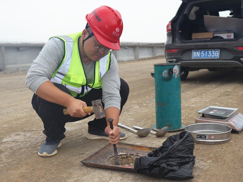 5、路基分部劉曉朋正在對路基做壓實度檢測試驗_副本