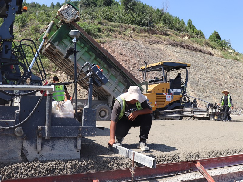 1、基層施工隊長劉偉琪量線高復(fù)核攤鋪質(zhì)量_副本