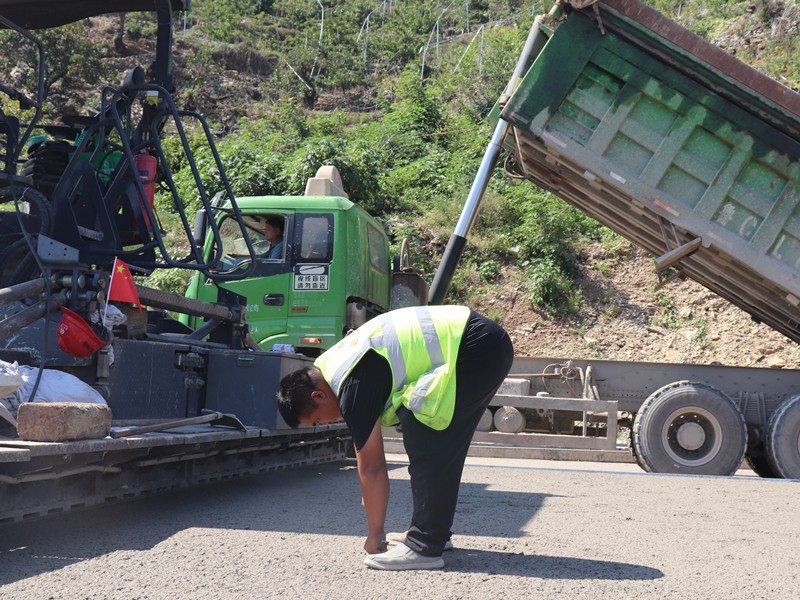 3、基層施工員于景民隨時測量水泥穩(wěn)定碎石層松鋪厚度_副本
