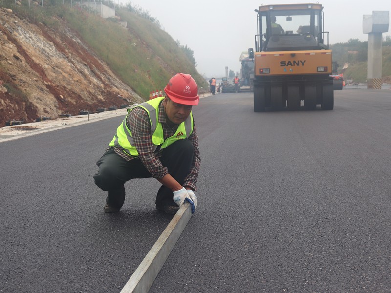6、油層施工員焦延峰隨時檢查、處理壓實平整度_副本