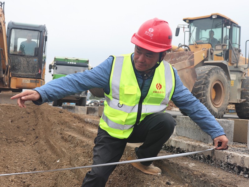 7、路面分部副經(jīng)理馮世棟正在指揮清理中分帶雜物及復(fù)核寬度_副本