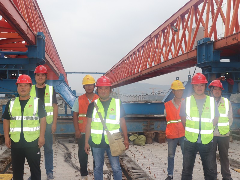 1、晉學(xué)強瓦日鐵路公鐵立交梁板運輸、架設(shè)團隊_副本