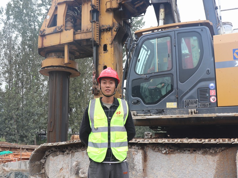 2、施工員郭健超堅守在Y021分離立交橋施工處_副本