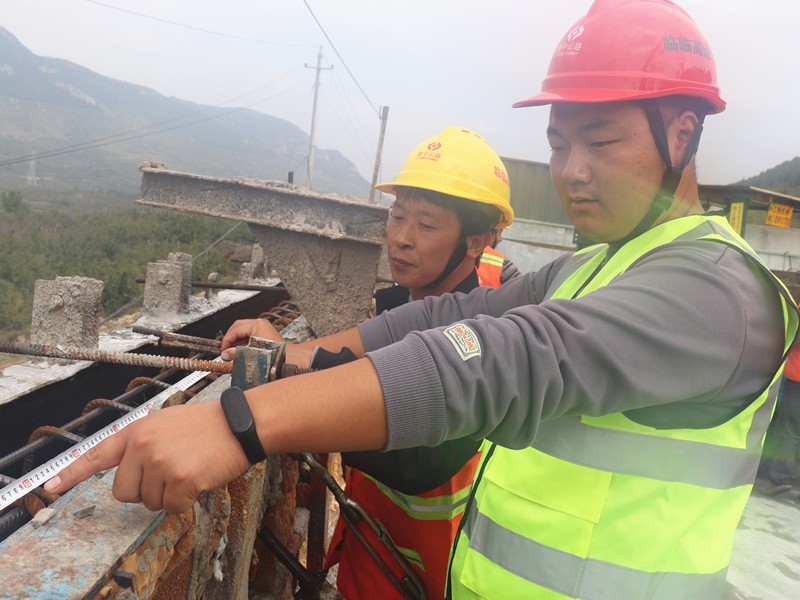 4、施工員程化強在瓦日鐵路公鐵立橋檢測護欄鋼筋間距、模板安裝_副本