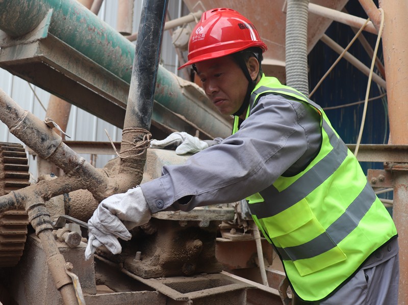 1、油層拌合站侯傳利正在檢修設(shè)備_副本