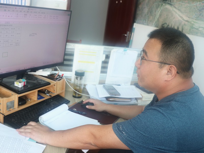 2、成控中心主任劉學(xué)軍正在起草分包合同_副本