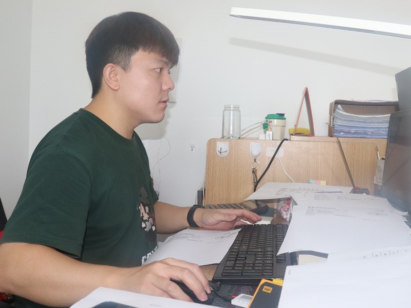 4、財務(wù)部劉鎧銘正在為供應(yīng)商付款_副本