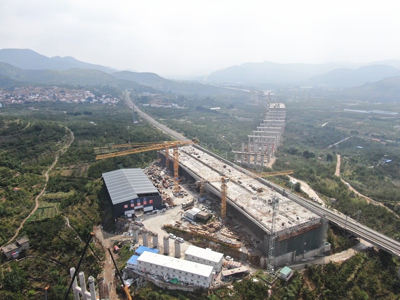 6、瓦日轉(zhuǎn)體橋為10月華麗轉(zhuǎn)體做沖刺準(zhǔn)備_副本