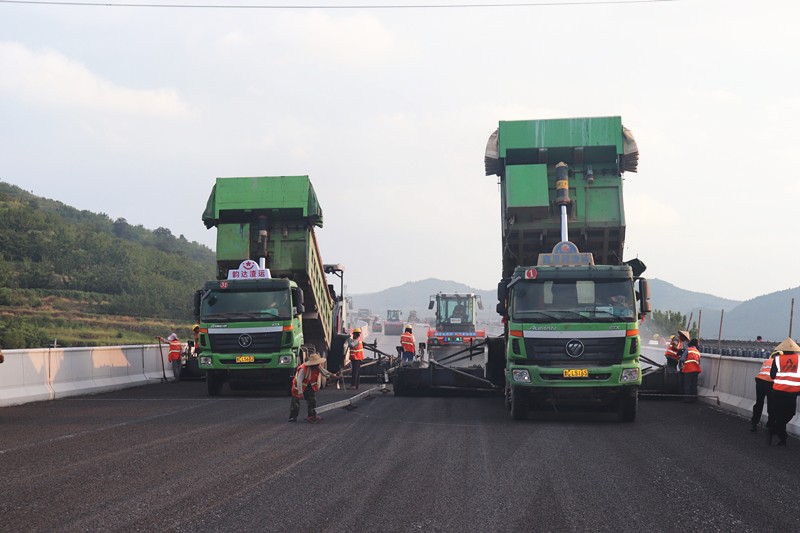 8-4、8月21日臨臨高速六標首件瀝青砂結構層在北安樂村大橋順利鋪設_副本