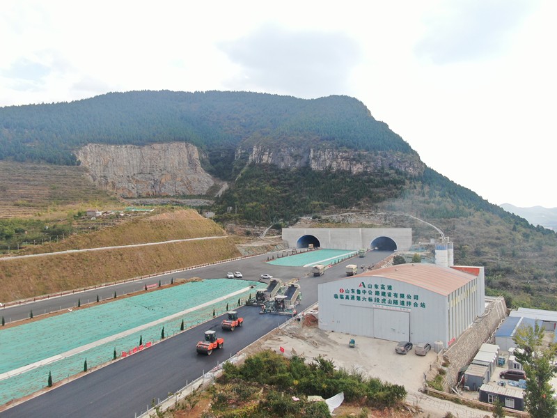 10-2、10月10日臨臨高速六標進入瀝青上面層施工階段_副本