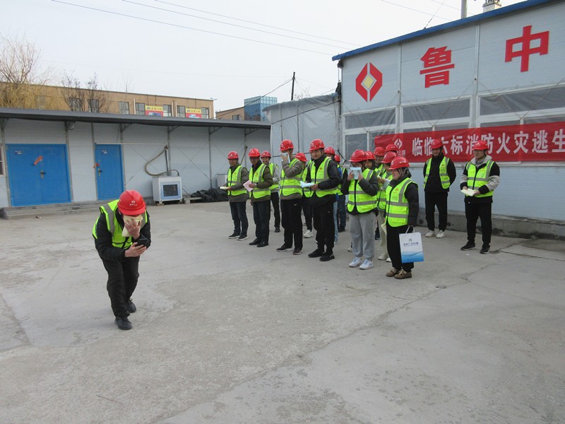 安全部長紀健做逃生演練示范_副本