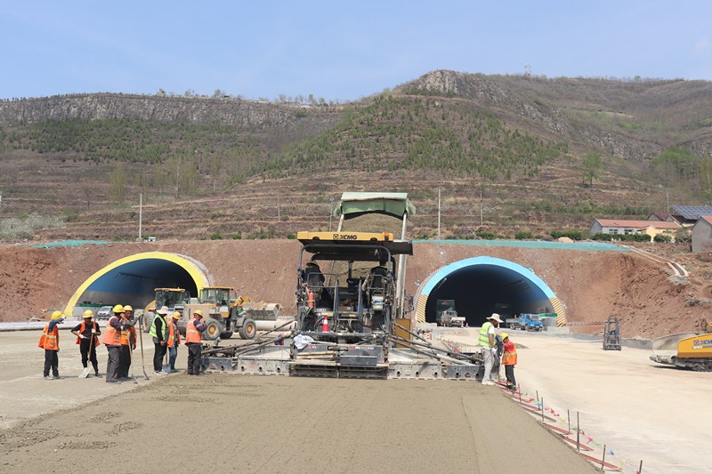 基層施工中各崗位各司其職的忙碌工作中_副本
