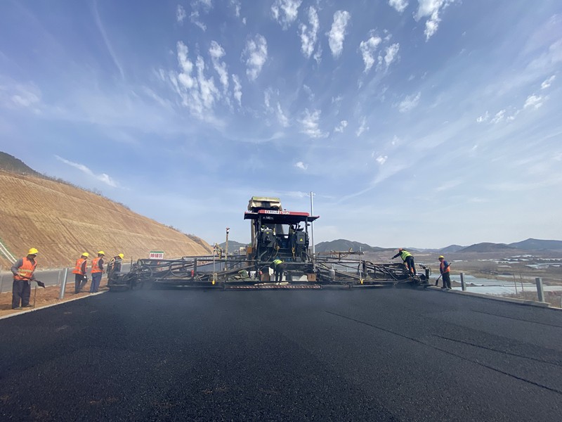 臨臨高速六標(biāo)段右幅柔性基層、下面層全線貫通