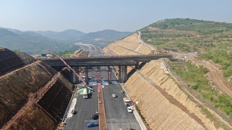 臨臨高速六標K116+300.463天橋現(xiàn)澆箱梁開始澆筑