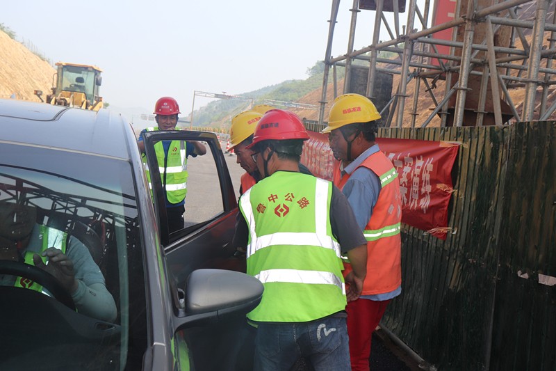 把傷員送到車上轉(zhuǎn)戰(zhàn)救援_副本