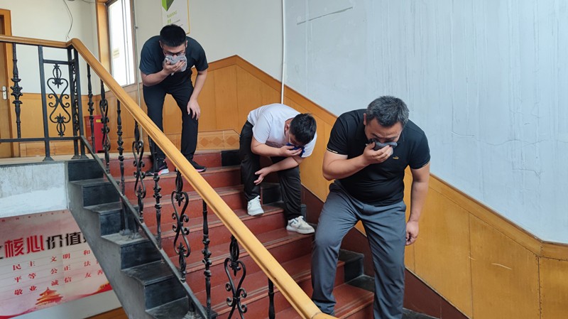 市政工程公司臨淄四好農(nóng)村項目部模擬濃煙狀態(tài)下逃生演練