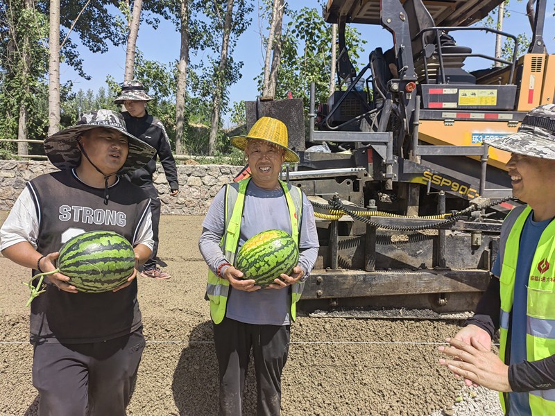 路源新材料開展防暑降溫送清涼活動