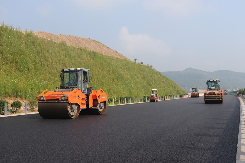 雙鋼輪壓路機(jī)韓緒強(qiáng)、陳勇、焦乾坤、閆程記_副本