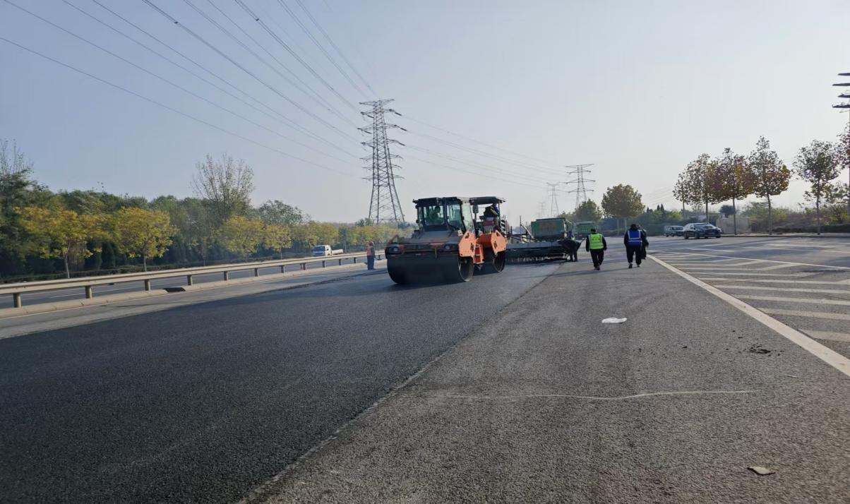 霜寒無阻，鋪筑暢途