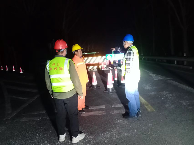 【一提三?！縎232張魯線博山區(qū)王家莊至沂源縣草埠段修復(fù)養(yǎng)護工程夜間巡視不松懈