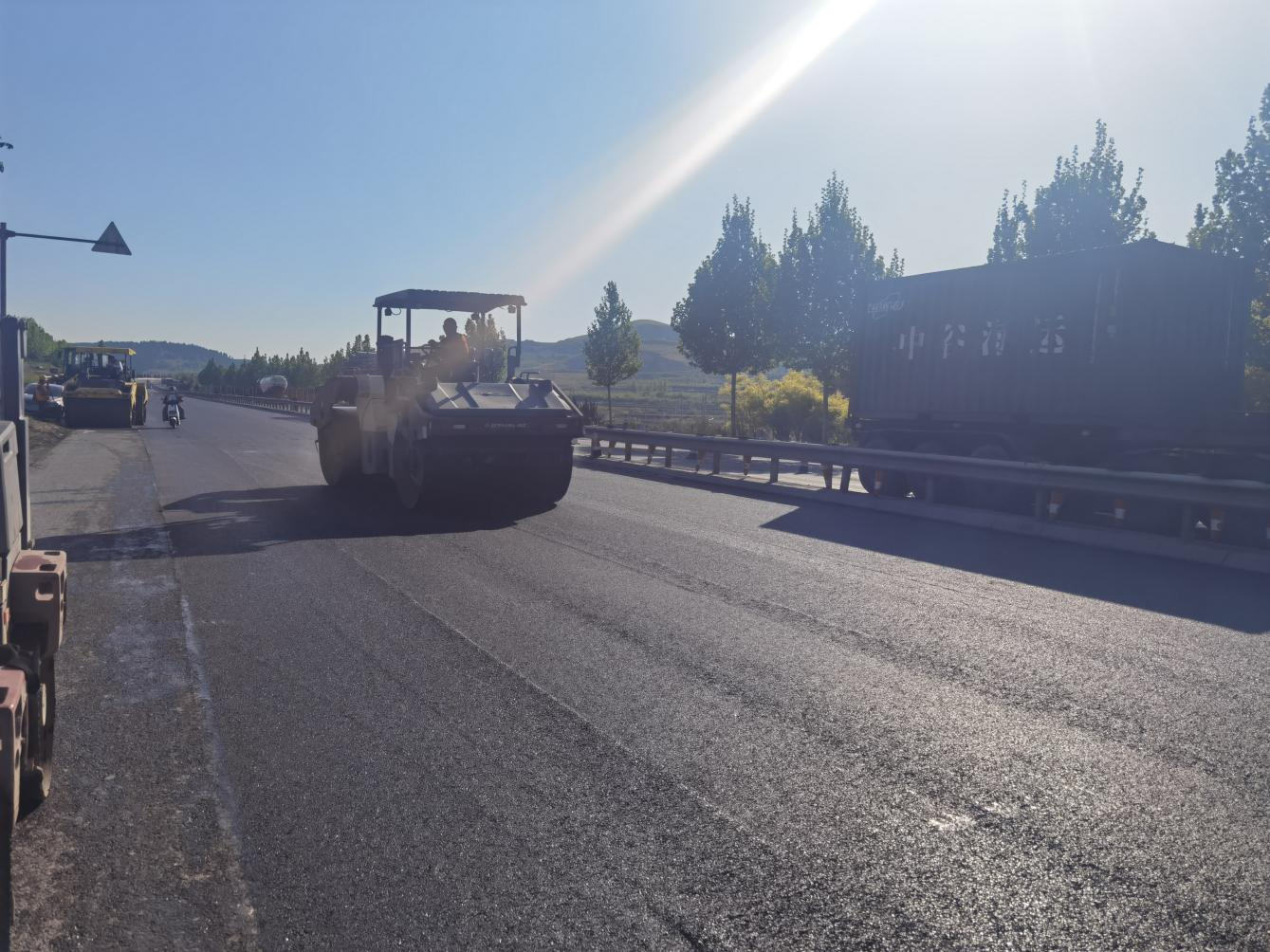 【一提三?！縎102大中修養(yǎng)護工程全線攤鋪完成