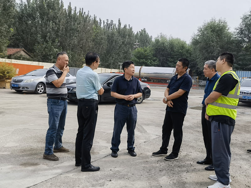 淄博市交通運(yùn)輸局、淄博市交通建設(shè)發(fā)展中心領(lǐng)導(dǎo)蒞臨高青拌合站生產(chǎn)現(xiàn)場(chǎng)及高青段G233克黃線建設(shè)項(xiàng)目施工現(xiàn)場(chǎng)檢查調(diào)研