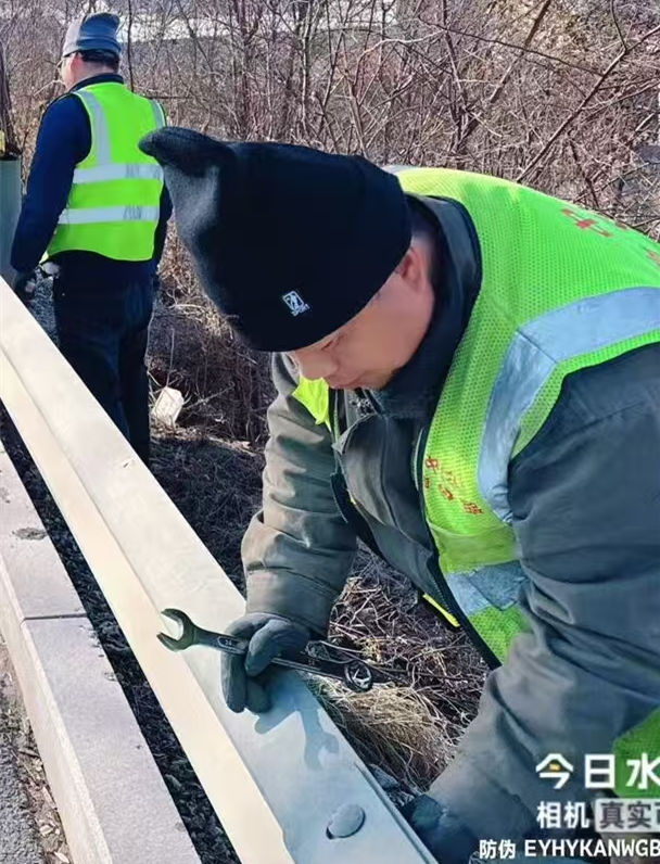 S232交安工程波形護(hù)欄施工奏響奮進(jìn)之歌