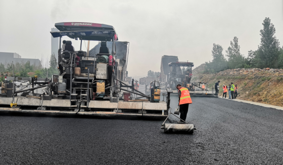 青蘭高速項(xiàng)目瀝青混凝土中面層開(kāi)工