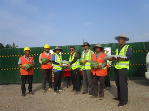 第二工程公司第二項(xiàng)目部組織“講關(guān)懷、送清涼”活動