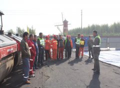 省道S102油層施工現(xiàn)場(chǎng)進(jìn)行安全交底