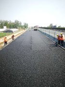 響鞭催快馬，能者挑重擔 ——京滬高速公路改擴建工程十標柔性基層試驗路攤鋪